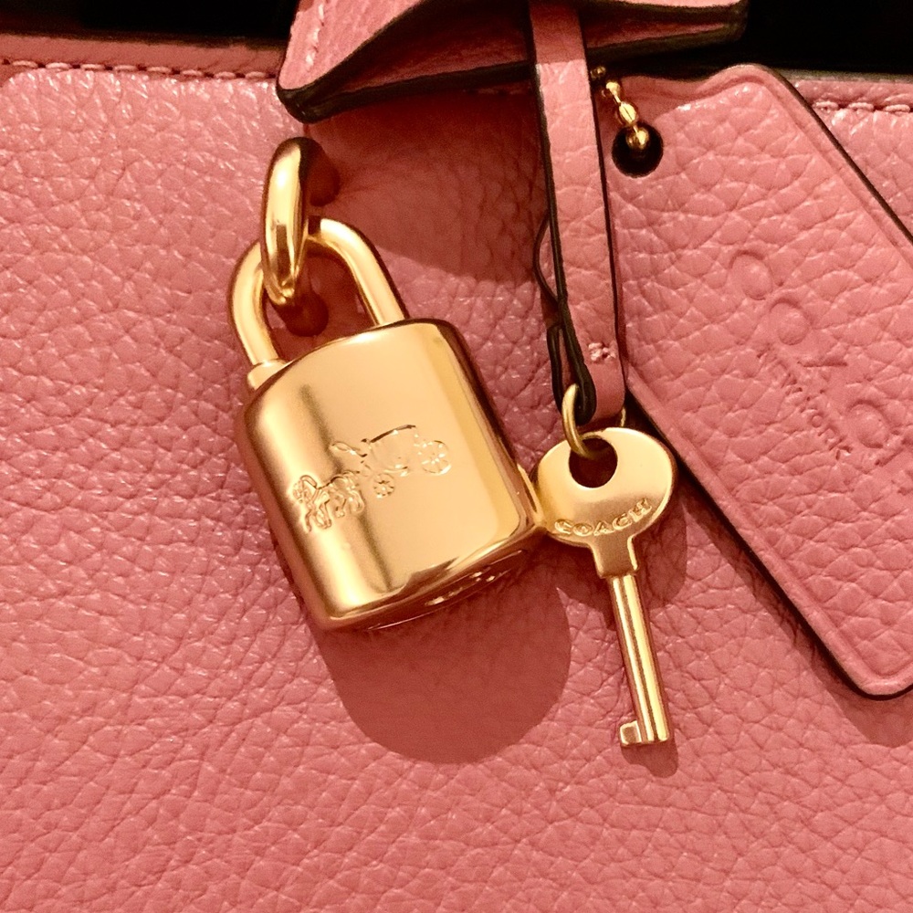 Beautiful COACH Satchel. - Picture 3 of 16